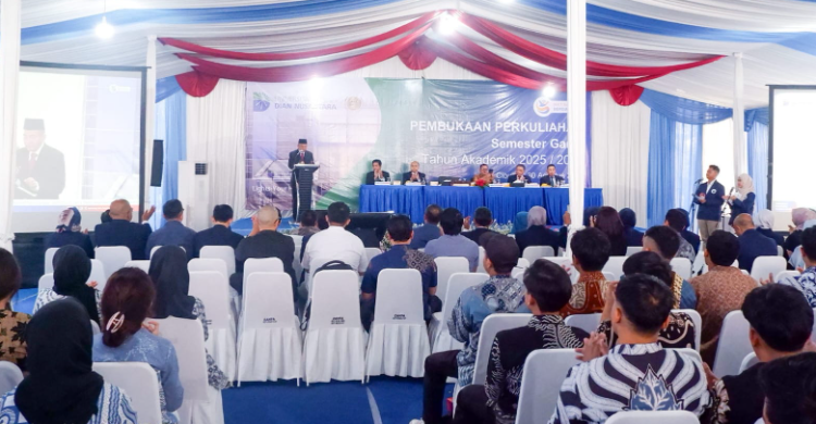 UNDIRA Resmi Melantik 1.200 Mahasiswa Baru Tahun Akademik 2025/2026