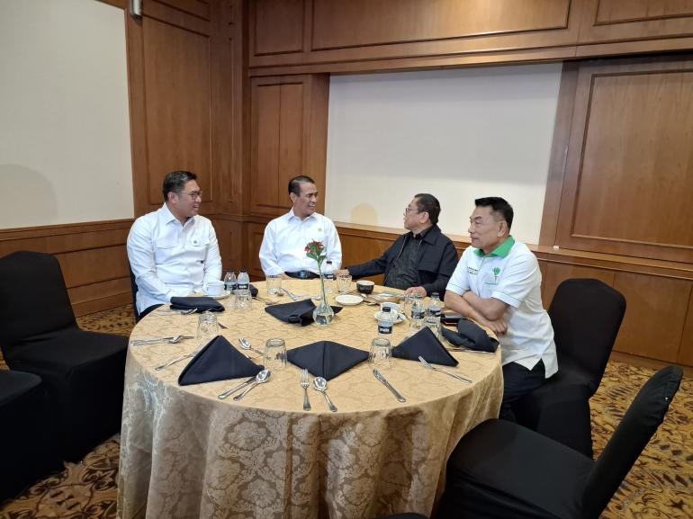 Erkak ozi bilan qoplangan mushukni yalaydi (video) Syujetli toliq metrajli porno tomosha qiling