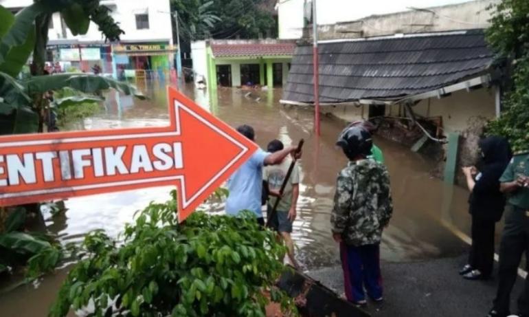 BPBD Evakuasi Warga Jakarta Terdampak Banjir Ke Pengungsian - Hal.2