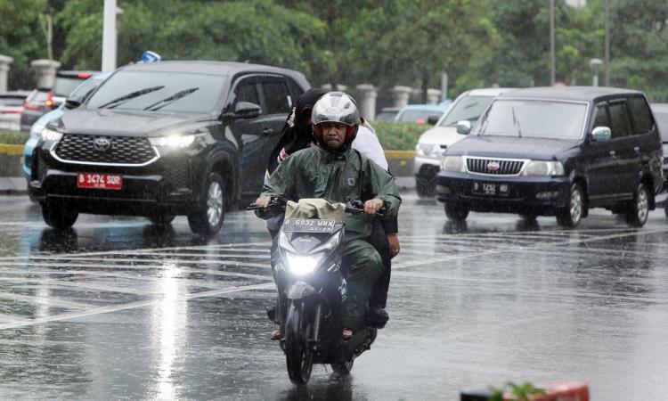 Byur Hujan Masih Guyur Jakarta Ini Prakiraan Lengkap Bmkg Untuk Cuaca Besok