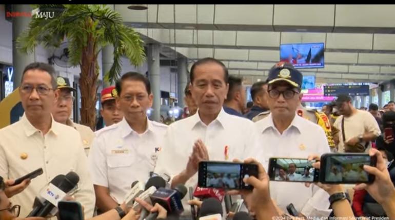 Cek Arus Mudik Di Stasiun Pasar Senen Jokowi Tersenyum Puas