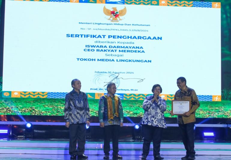 CEO Rakyat Merdeka Terima Penghargaan Sebagai Tokoh Media Lingkungan