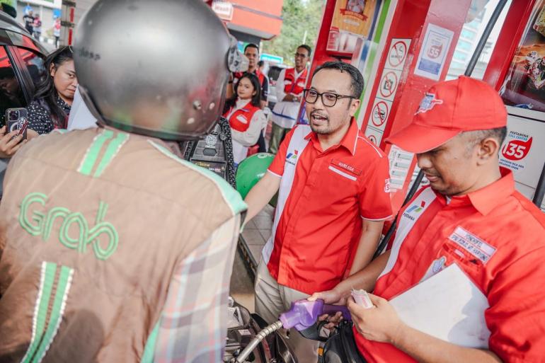 Direktur Utama Pertamina Patra Niaga Mengawasi Langsung Pelayanan SPBU. Direktur Utama Pertamina Patra Niaga Mengawasi Langsung Pelayanan SPBU.