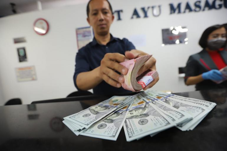 Dolar AS Terkoreksi, Pagi Ini Rupiah Melesat