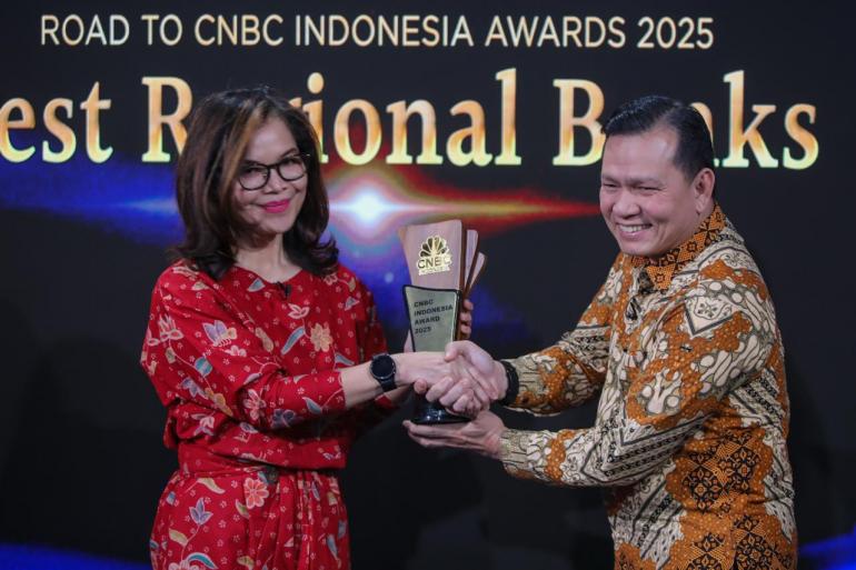 Bank Jakarta Menerima Penghargaan Keunggulan ESG Perbankan Regional 2025