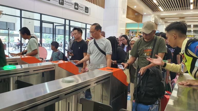 Dukung Program Tanpa Uang Tunai, 9,8 Juta Tiket Whoosh Terjual Secara Online Dukung Program Tanpa Uang Tunai, 9,8 Juta Tiket Whoosh Terjual Secara Online
