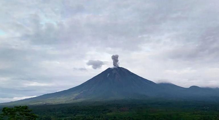 Erupsi Gunung Semeru Capai Ketinggian 1.000 Meter, Warga Diminta Waspada