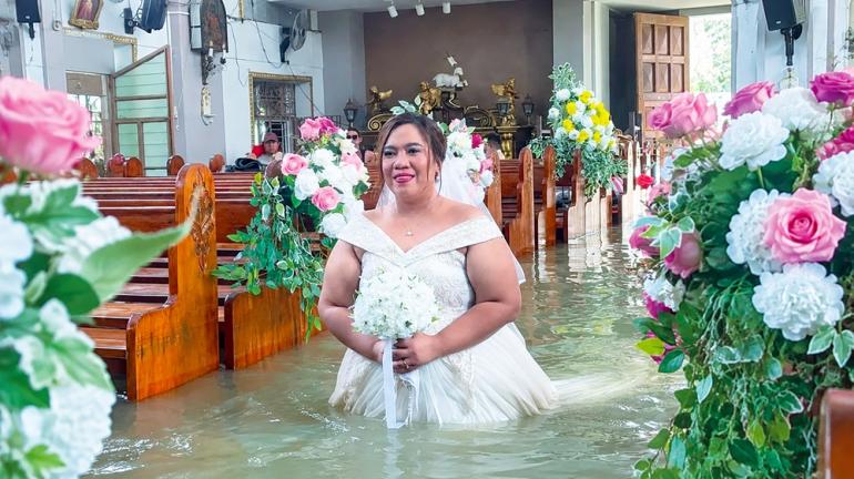 Gelar Pernikahan Meski Banjir Setinggi Pinggang