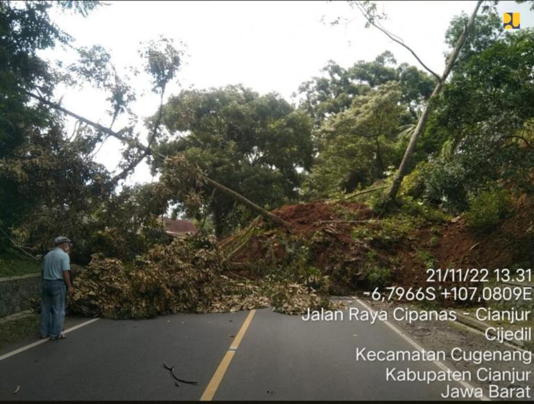 Gempa Cianjur, PUPR Turunkan Alat Berat Bersihkan Jalan Nasional