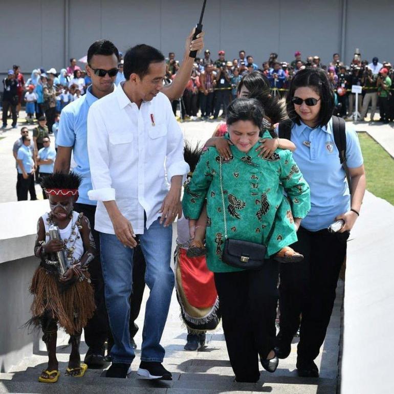  Gendong Anak  Papua Ibu Iriana Pantas Jadi Ibu Panutan