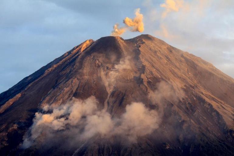 Gunung Semeru Erupsi Lagi, Tinggi Letusan Capai 800 Meter