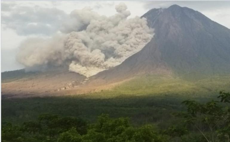 Gunung Semeru Kembali Muntahkan Awan Panas Guguran Sejauh 3 Km