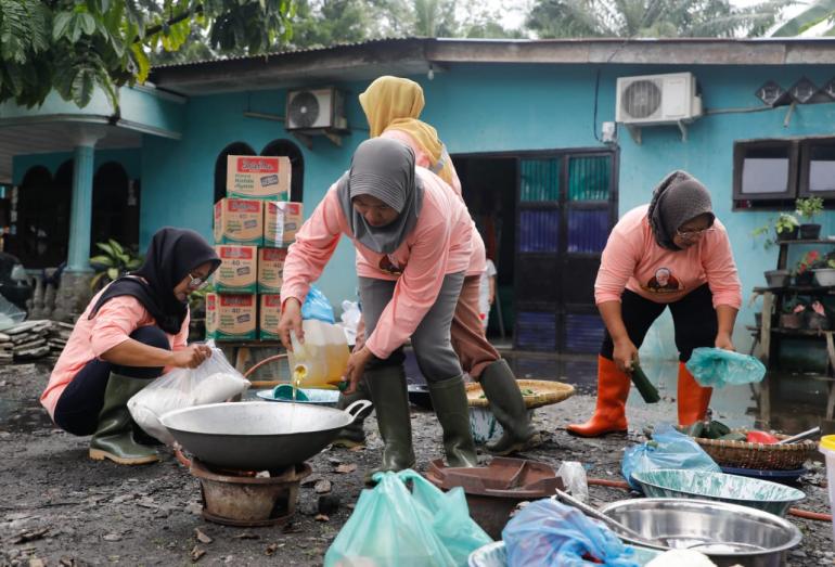 Mak Ganjar Bagikan Ratusan Paket Makanan Bagi Korban Banjir Langkat