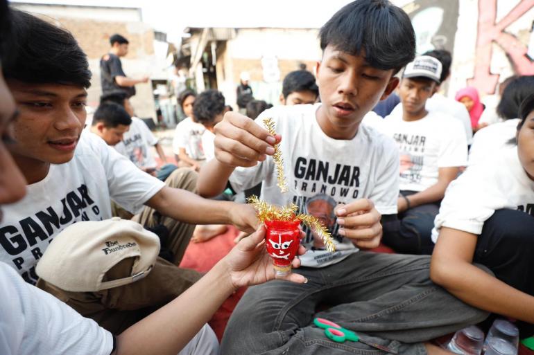 Relawan Kowarteg Ganjar Gelar Pelatihan Pembuatan Prakarya Ondel Ondel