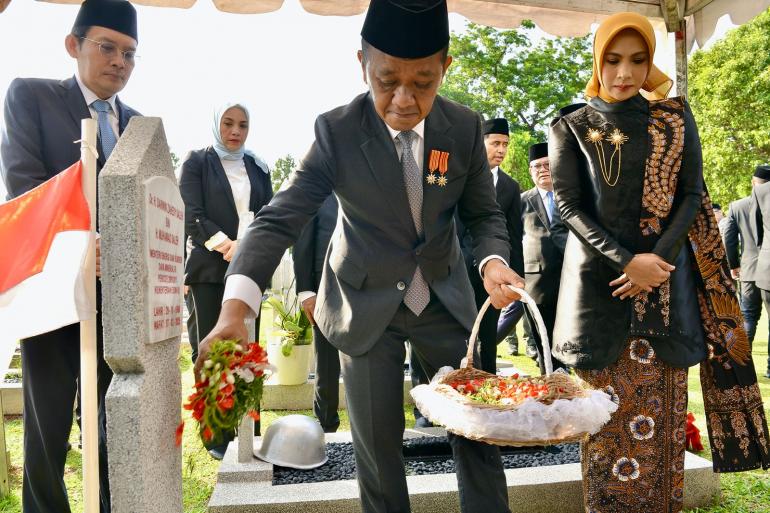 HUT Pertambangan Ke-80, Bahlil Mengadakan Upacara Tabur Bunga di TMP Kalibata
