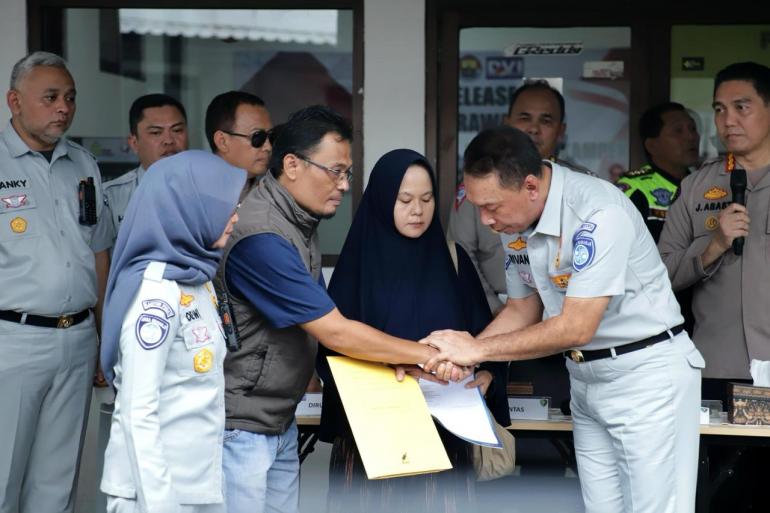 Jasa Raharja Serahkan Santunan Kepada Satu Ahli Waris Korban Tewas Laka