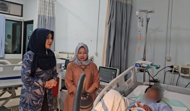 Kunjungi Korban Ponpes Runtuh, Ning Lia Terharu Melihat Perjuangan Haikal Kunjungi Korban Ponpes Runtuh, Ning Lia Terharu Melihat Perjuangan Haikal