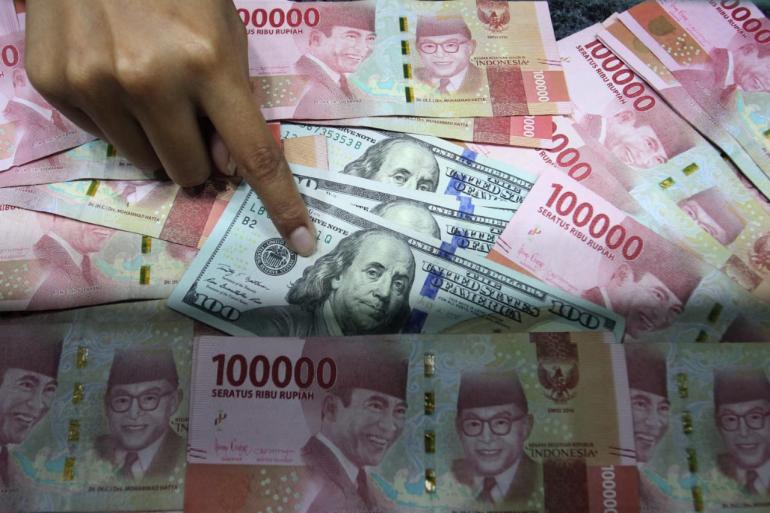 Kasus Corona Terus Cetak Rekor, Rupiah Makin Babak Belur