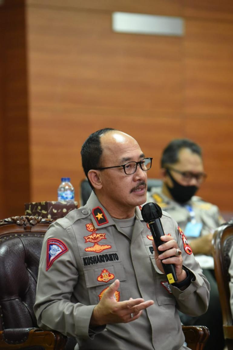 Onamning külotlari bilan porno tortildi