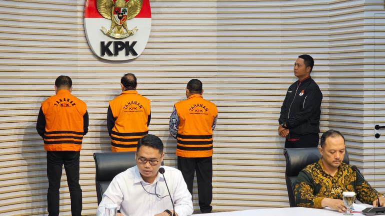 KPK Tahan 3 Tersangka Korupsi Pengadaan Truk Angkut Basarnas