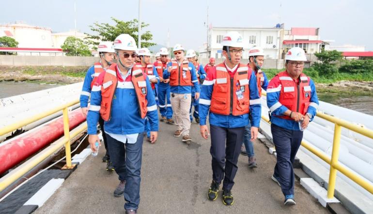 Kunjungi Fuel Terminal Tanjung Gerem, Pertamina Pastikan Distribusi BBM ...