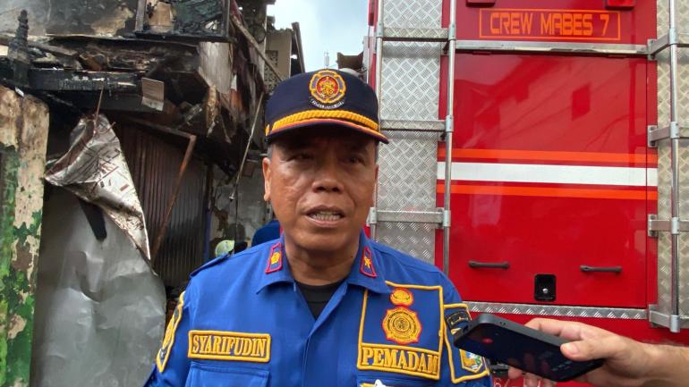 Kepulan Asap Masih Terlihat, Damkar Jakbar Siagakan 3 Truk Pemadam di Tamansari