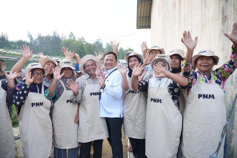 Menko Pangan RI Panen Brokoli dan Ayam Petelur di Rumah Pangan PNM