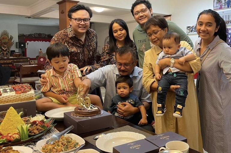 Menlu Retno Rayakan Ulang Tahun Pernikahan Ke Nasi Kuning Tak