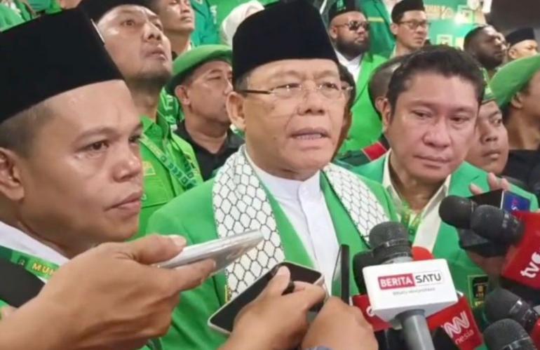 Kursi Terbang, Bibir Membengkak karena Dipukul
