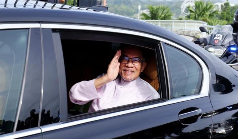 Padahal Sudah Dibelikan Anwar Ibrahim Tolak Pakai Limousine Mercy S600