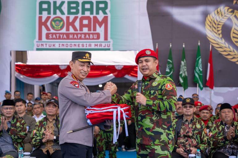 Divanda onalar va ogillar ishtirokida ruscha uy qurilishi pornosini tomosha qiling