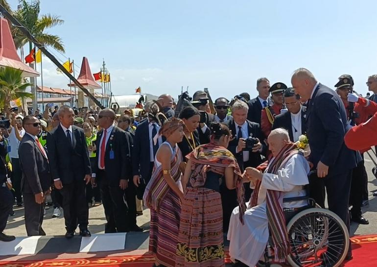 Paus Fransiskus Tiba Di Bandara Timor Leste, Kerumunan Massa Mengular 4 Km