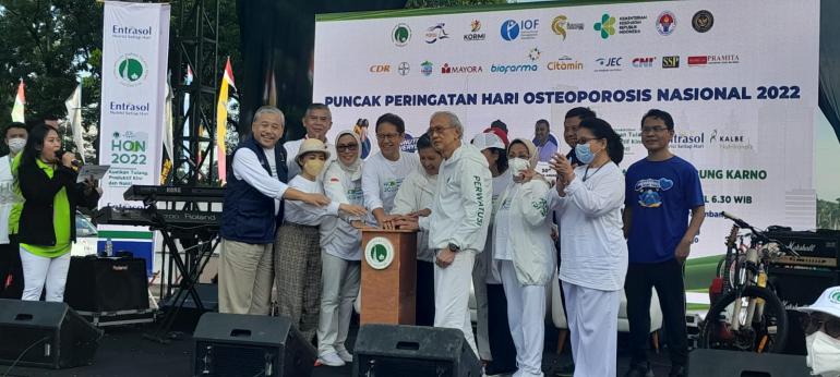 Peringati Hari Osteoporosis, Perwatusi Ajak Masyarakat Jaga Kesehatan Tulang