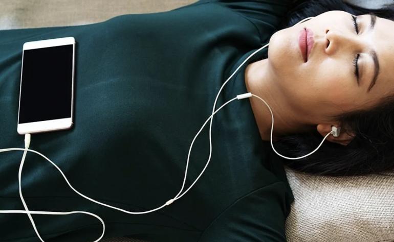 Perlu Anda Tahu Ini 5 Bahaya Pakai Headsetearphone Sambil Tidur