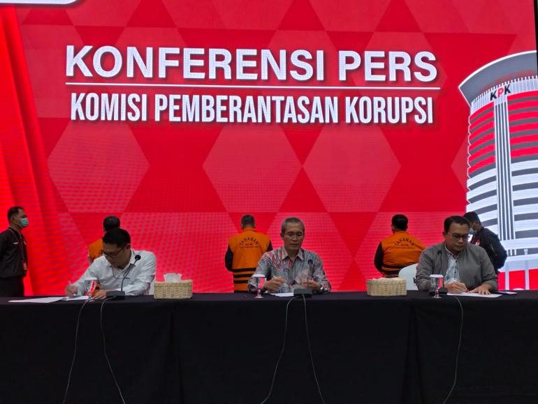 Rugikan Negara Rp 14,4 Miliar, 3 Petinggi Perumda PPU Ditahan KPK