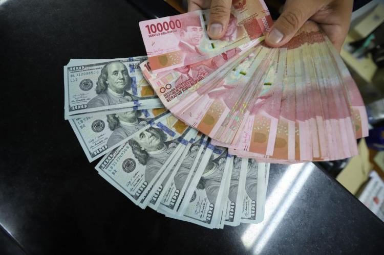 Rupiah Makin Loyo, Tembus Rp 15.927