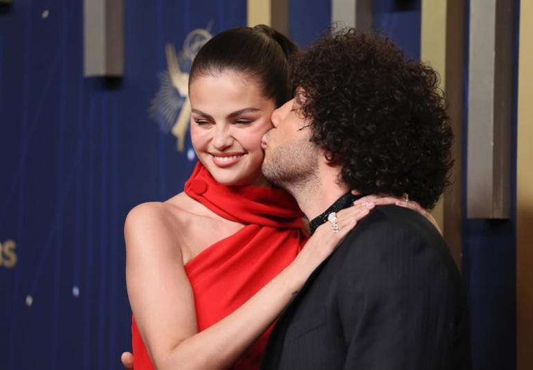 Selena Gomez Mengikat Janji, Memikat Perhatian dengan Gaun Mewah