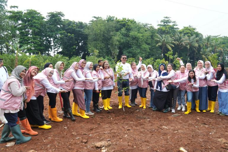 Srikandi Pln Uip Jbb Tanam Ratusan Pohon Dan Kampanyekan Kendaraan Listrik