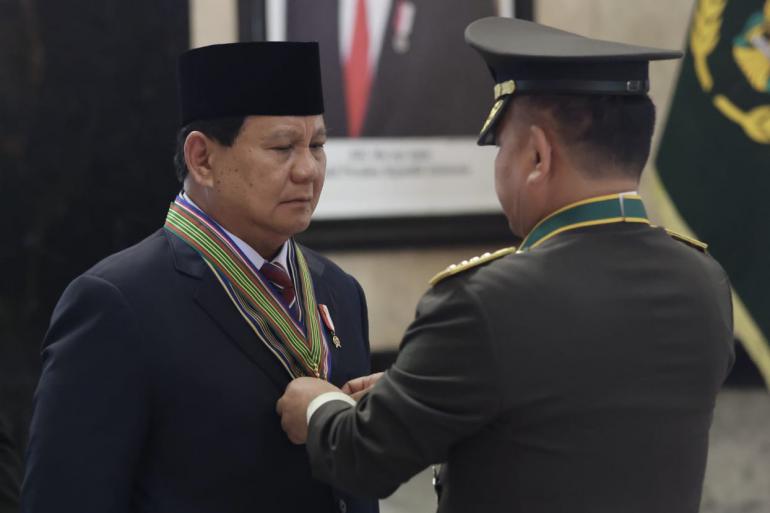 Terima 4 Bintang Kehormatan Utama, Prabowo: Terima Kasih Presiden Jokowi