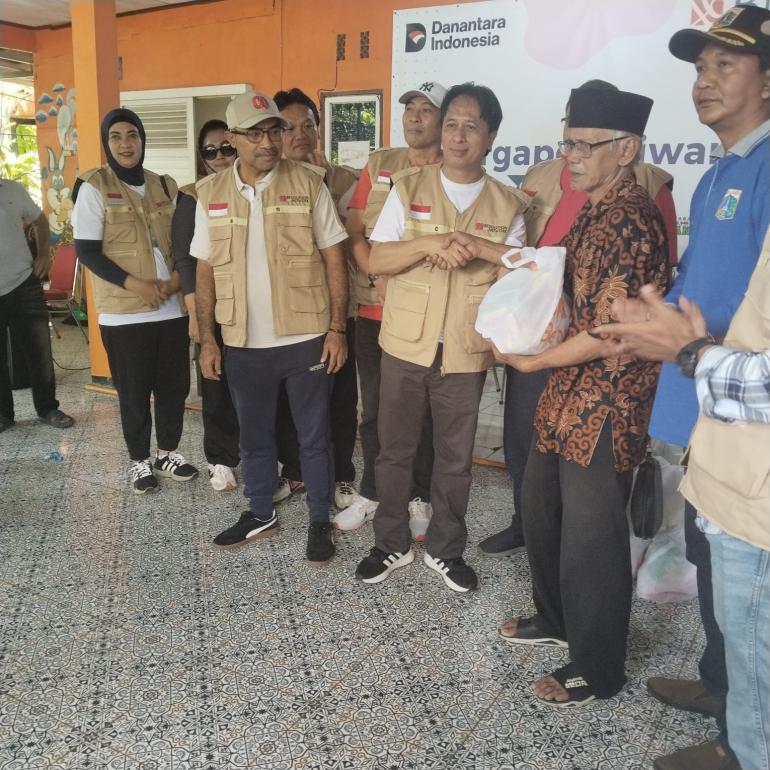 WPW 98 Kolaborasi dengan BUMN Salurkan Ribuan Paket Sembako untuk Masyarakat