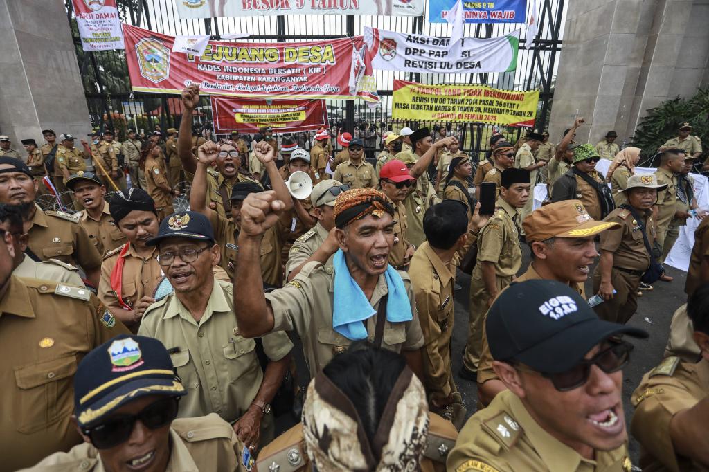 Aksi Aparatur Desa Di Gedung DPR