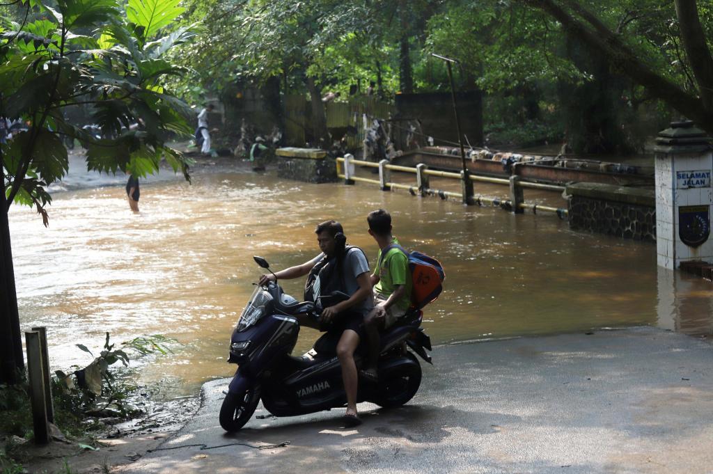 Banjir Luapan Kali Pesanggrahan Putus Akses Jembatan Cinere–Tangsel