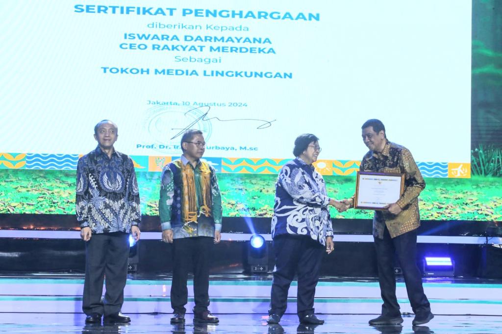 CEO Rakyat Merdeka Terima Penghargaan Sebagai Tokoh Media Lingkungan