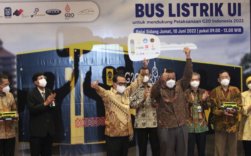 Dukung G20, UI Serahkan Bus Listrik Ke Menhub