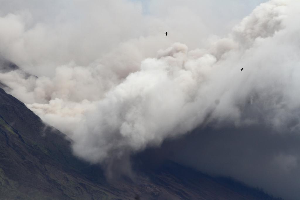 Gunung Semeru Kembali Mengeluarkan Awan Panas