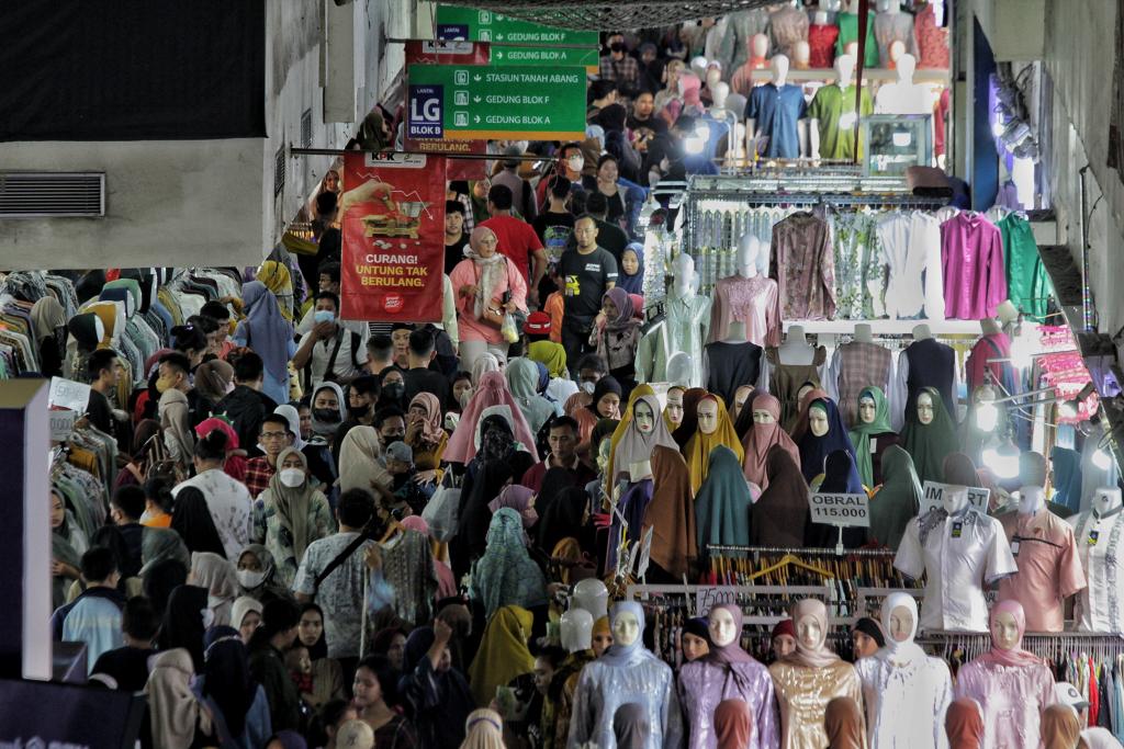 Jelang Lebaran Pasar Tanah Abang Ramai Pengunjung