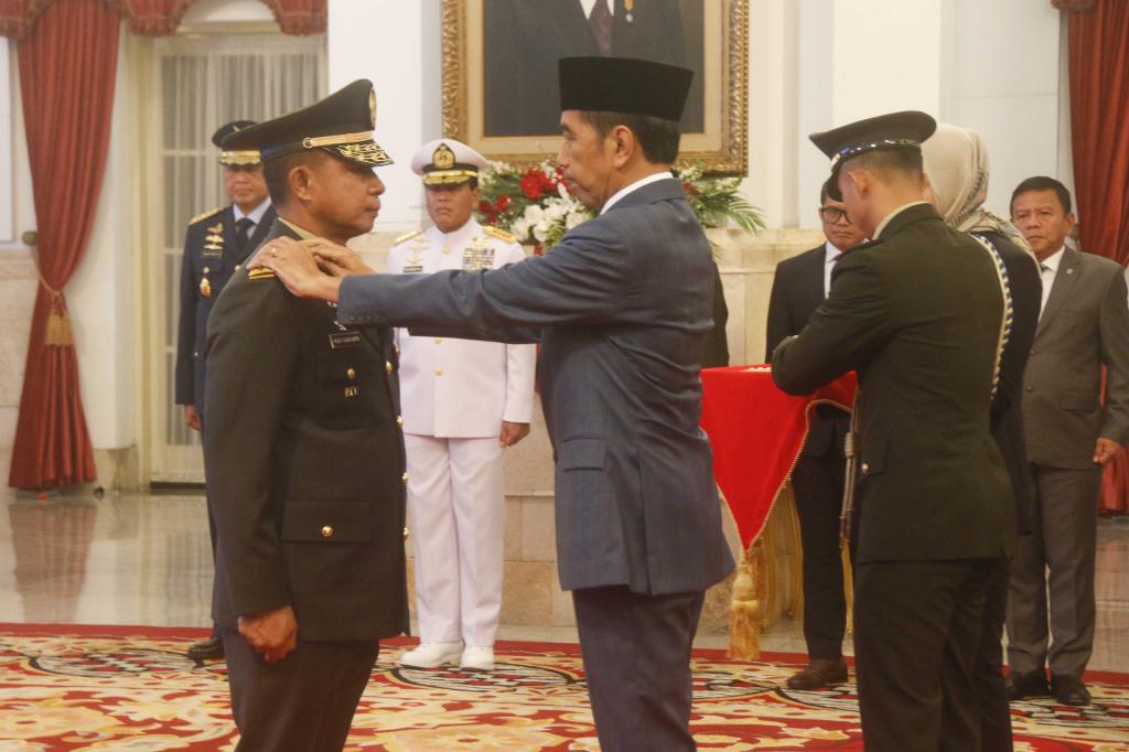 Jokowi Lantik KSAD Jenderal TNI Agus Subiyanto Di Istana Negara