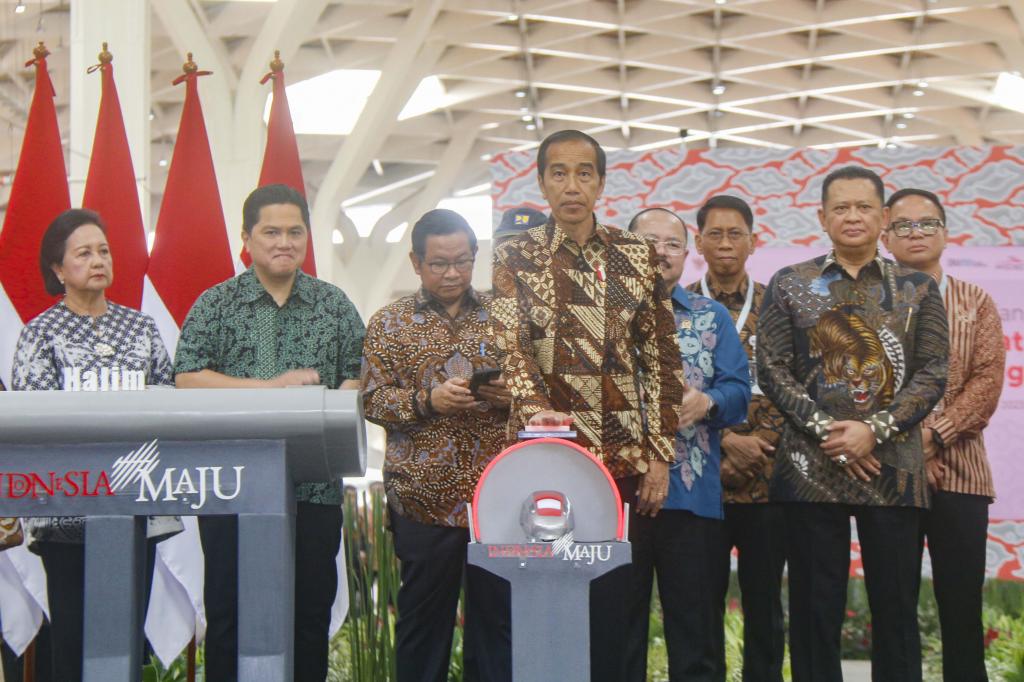 Jokowi Resmikan Kereta Cepat Jakarta-Bandung