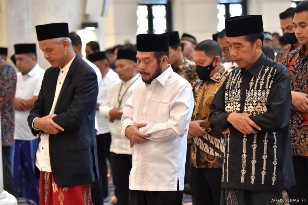 Jokowi Shalat Id Di Masjid Raya Sheikh Zayed Solo Bareng Ganjar Dan