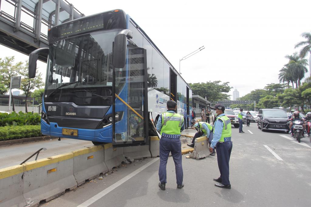 Kecelakan Tunggal Bus TransJakarta Di Jalan Jenderal Sudirman